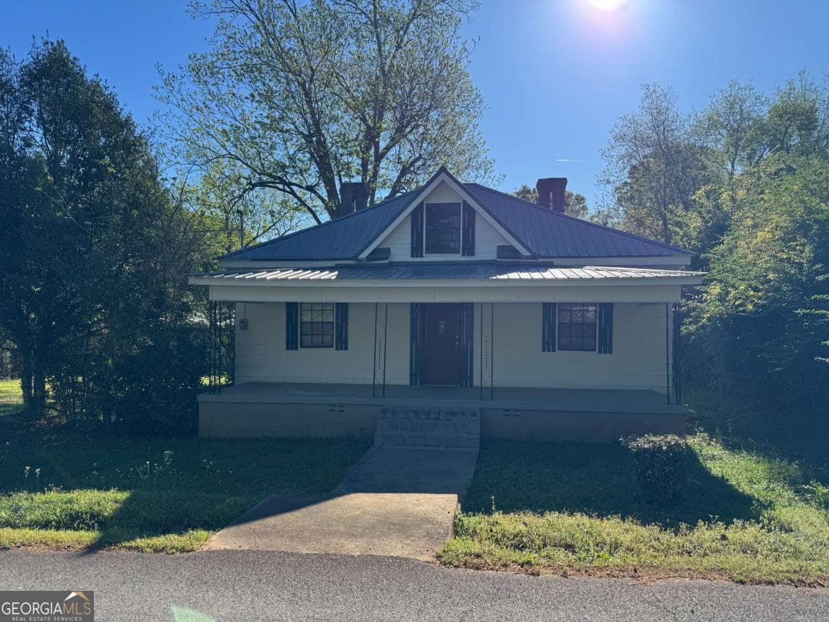 3 bedroom, 2 bathroom, 1,800 sq ft single family residence for sale at 313 Carter Street, Greenville, GA 30222