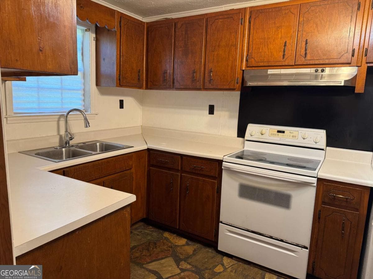 3 bedroom, 2 bathroom, 1,800 sq ft single family residence for sale at 313 Carter Street, Greenville, GA 30222 — photo 5