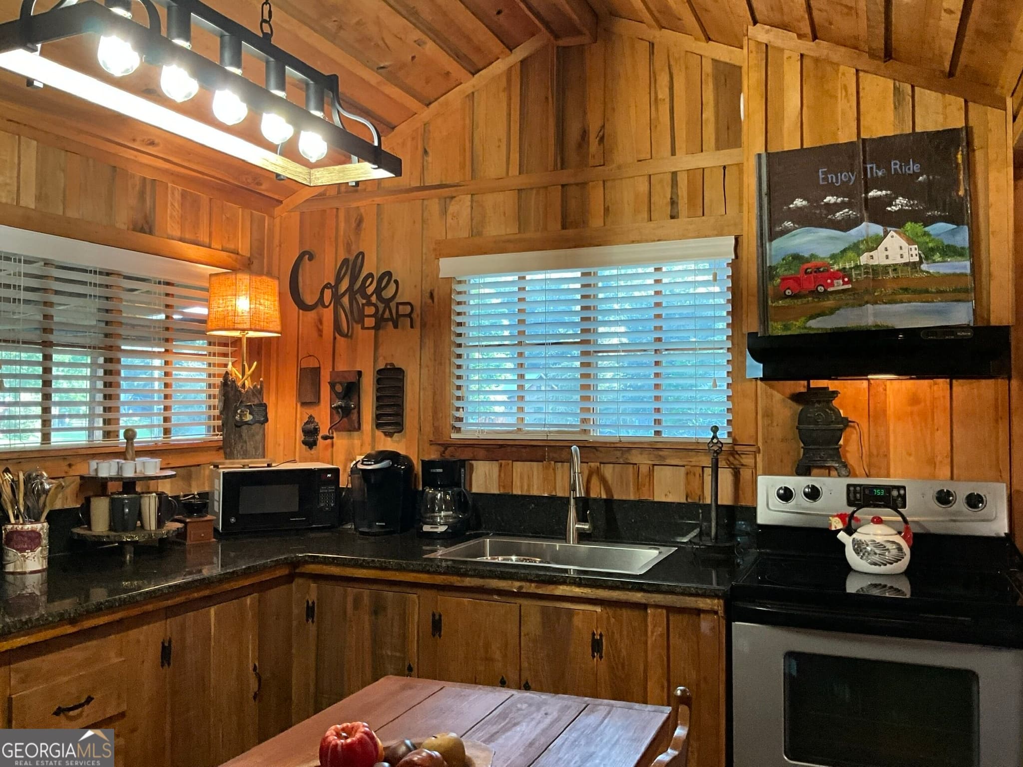 2 bedroom, 1 bathroom, 1,090 sq ft cabin,single family residence for sale at 21 Litton Way, Blairsville, GA 30512 — photo 4