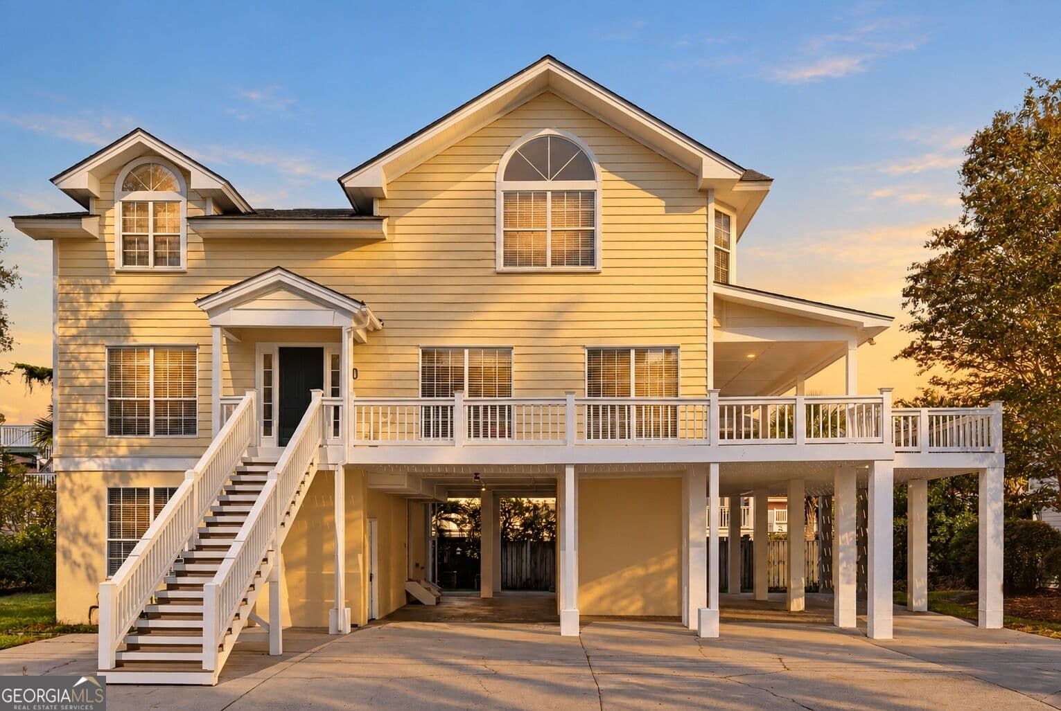 5 bedroom, 4 bathroom, 3,003 sq ft single family residence for sale at 10 Center Place, Tybee Island, GA 31328 — photo 2
