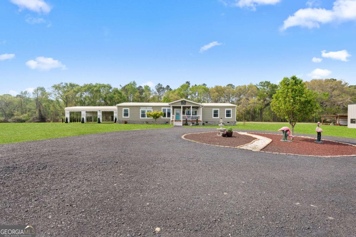 7 bedroom, 4 bathroom, 4,416 sq ft manufactured home,single family residence sold at 9305 & 9307 Daisy Nevils Highway, Claxton, GA 30417