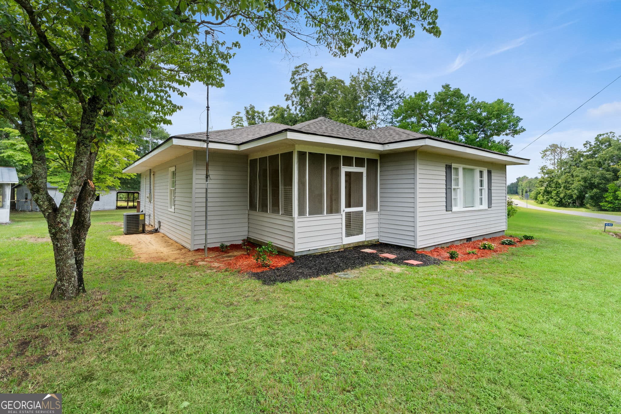 3 bedroom, 3 bathroom, 1,524 sq ft single family residence for sale at 1040 Tommy Purvis Jr, Reynolds, GA 31076 — photo 3