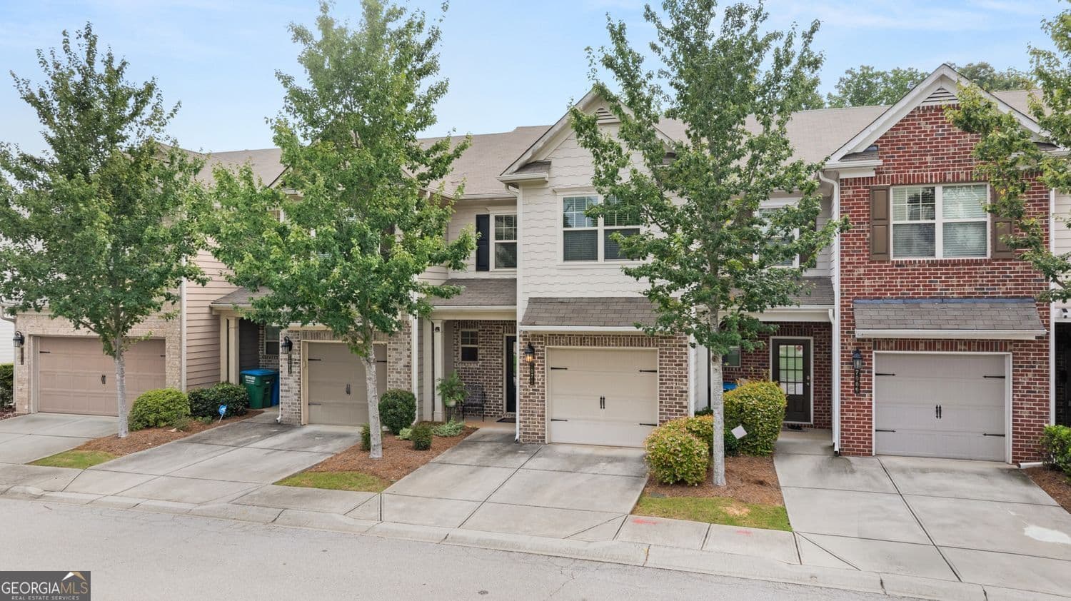 3 bedroom, 2.5 bathroom, 1,736 sq ft townhouse for sale at 7071 Elmwood Ridge Court, Atlanta, GA 30340 — photo 2