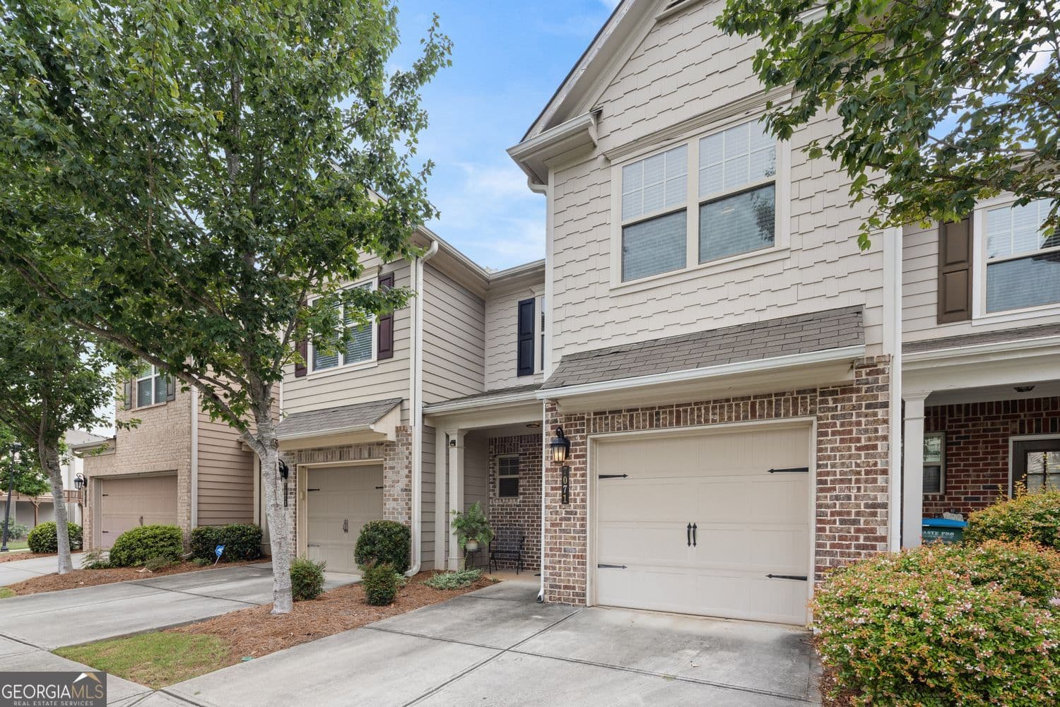 3 bedroom, 2.5 bathroom, 1,736 sq ft townhouse for sale at 7071 Elmwood Ridge Court, Atlanta, GA 30340 — photo 3