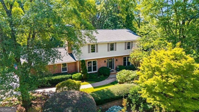 5 bedroom, 3.5 bathroom, 3,017 sq ft single family residence for sale at 305 Wickerberry Lane, Roswell, GA 30075 — photo 2