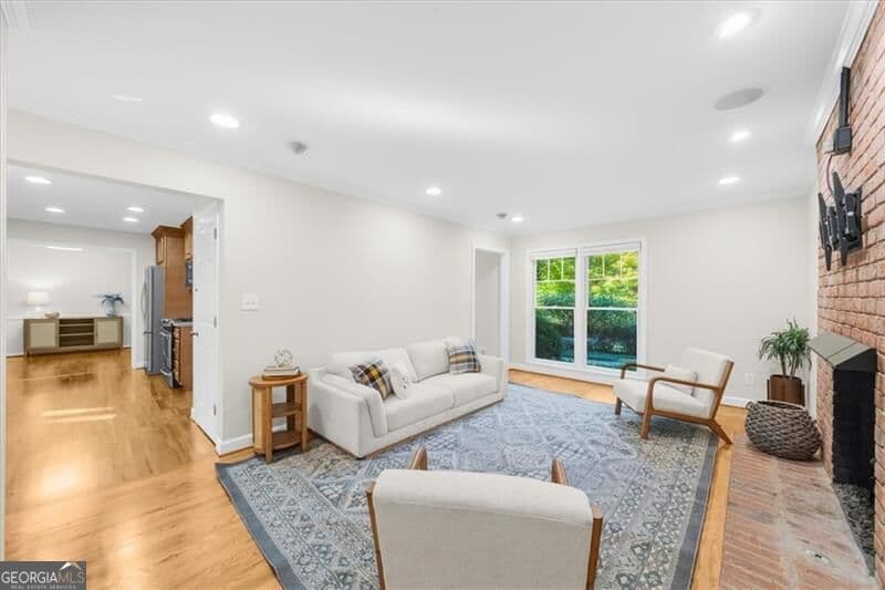5 bedroom, 3.5 bathroom, 3,017 sq ft single family residence for sale at 305 Wickerberry Lane, Roswell, GA 30075 — photo 4