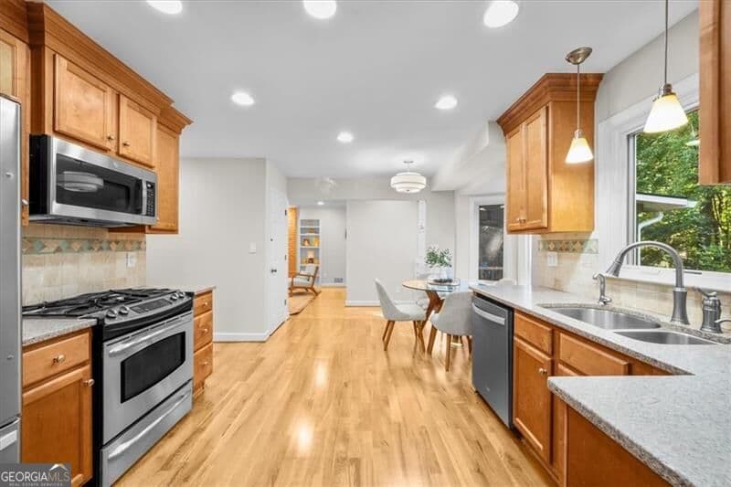 5 bedroom, 3.5 bathroom, 3,017 sq ft single family residence for sale at 305 Wickerberry Lane, Roswell, GA 30075 — photo 8