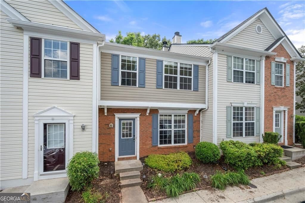 2 bedroom, 2.5 bathroom, 1,218 sq ft townhouse for rent at 1135 Kilmington Court, Alpharetta, GA 30009 for $2,250 a month — photo 1 of 23