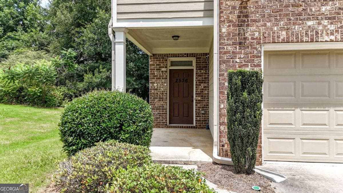 3 bedroom, 2.5 bathroom, 2,182 sq ft townhouse for sale at 2536 Morgan Chase Drive, Buford, GA 30519 — photo 3