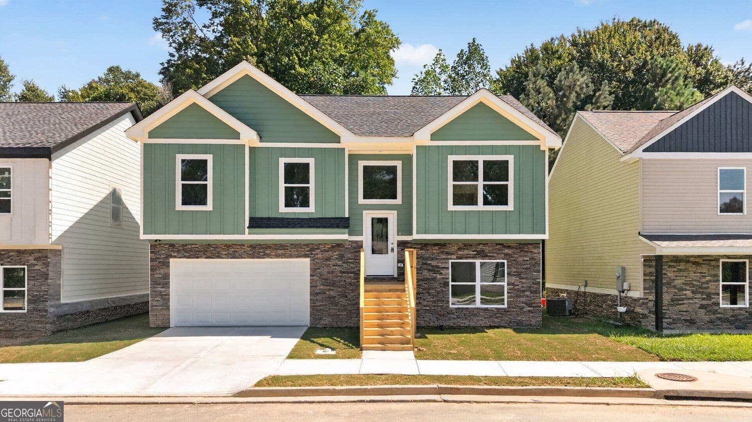 5 bedroom, 2 bathroom, 2,720 sq ft single family residence for sale at 2140 Rosemary Way, Gainesville, GA 30507 — photo 3