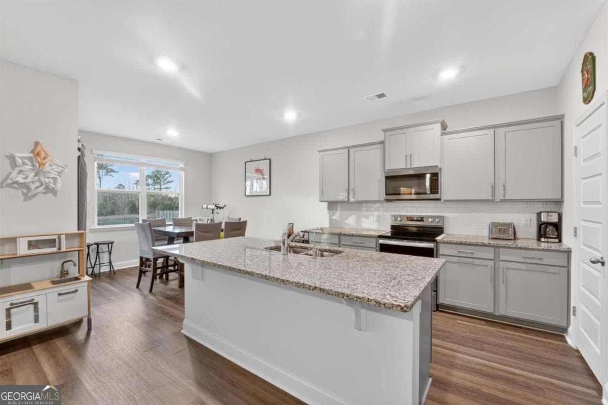 4 bedroom, 2 bathroom, 1,943 sq ft single family residence for sale at 638 Logging Hill Drive, Richmond Hill, GA 31324 — photo 7