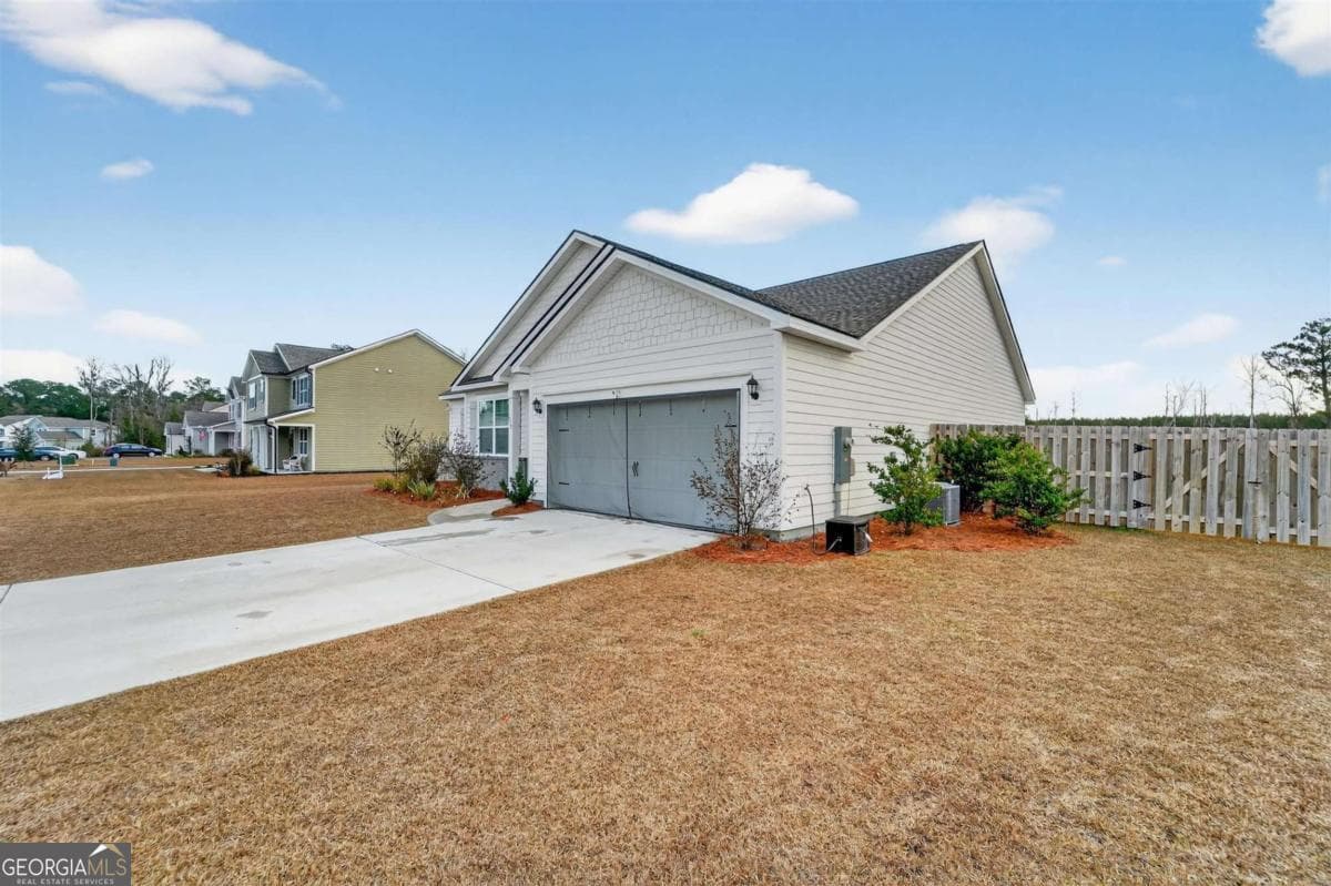 4 bedroom, 2 bathroom, 1,943 sq ft single family residence for sale at 638 Logging Hill Drive, Richmond Hill, GA 31324 — photo 3