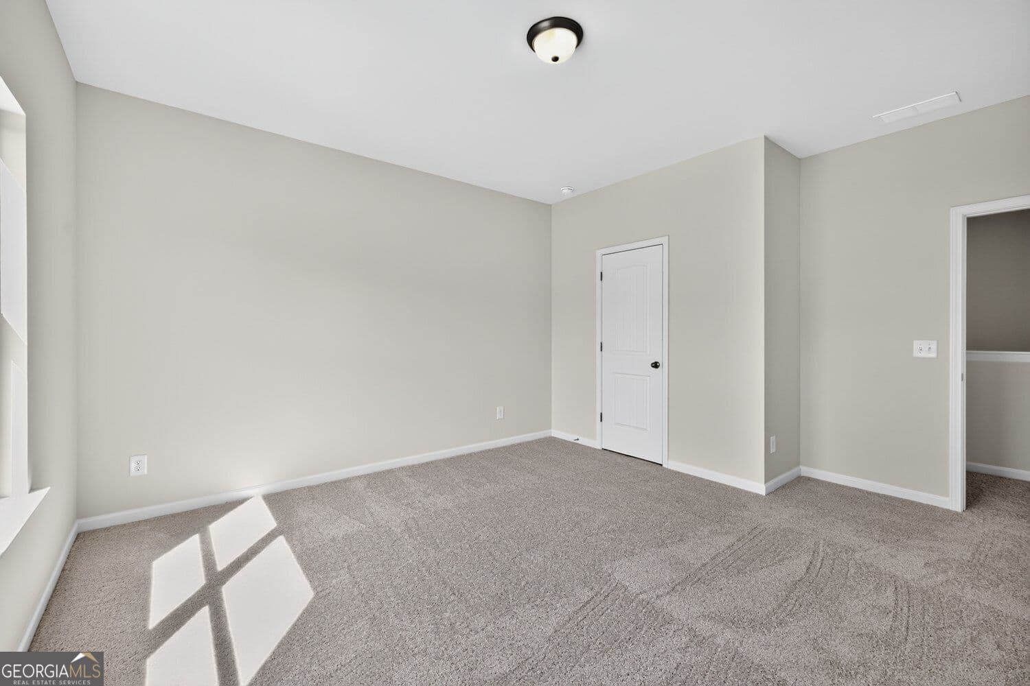 4 bedroom, 2.5 bathroom, 2,053 sq ft single family residence for sale at 139 Shire Loop, Calhoun, GA 30701 — photo 2
