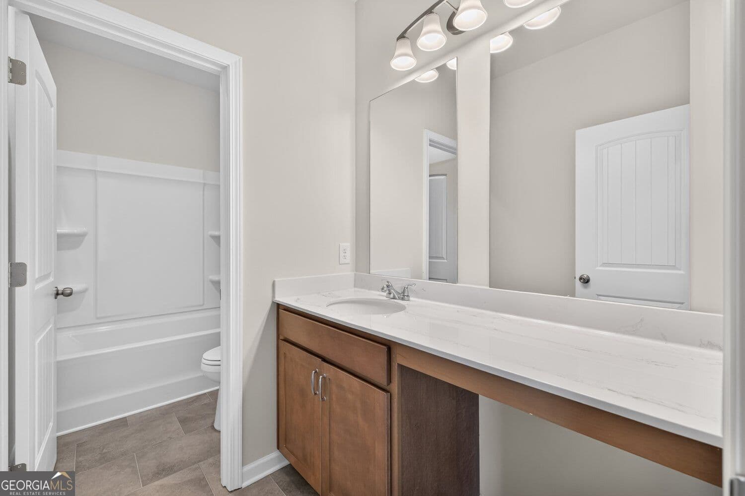 4 bedroom, 2.5 bathroom, 2,053 sq ft single family residence for sale at 139 Shire Loop, Calhoun, GA 30701 — photo 3