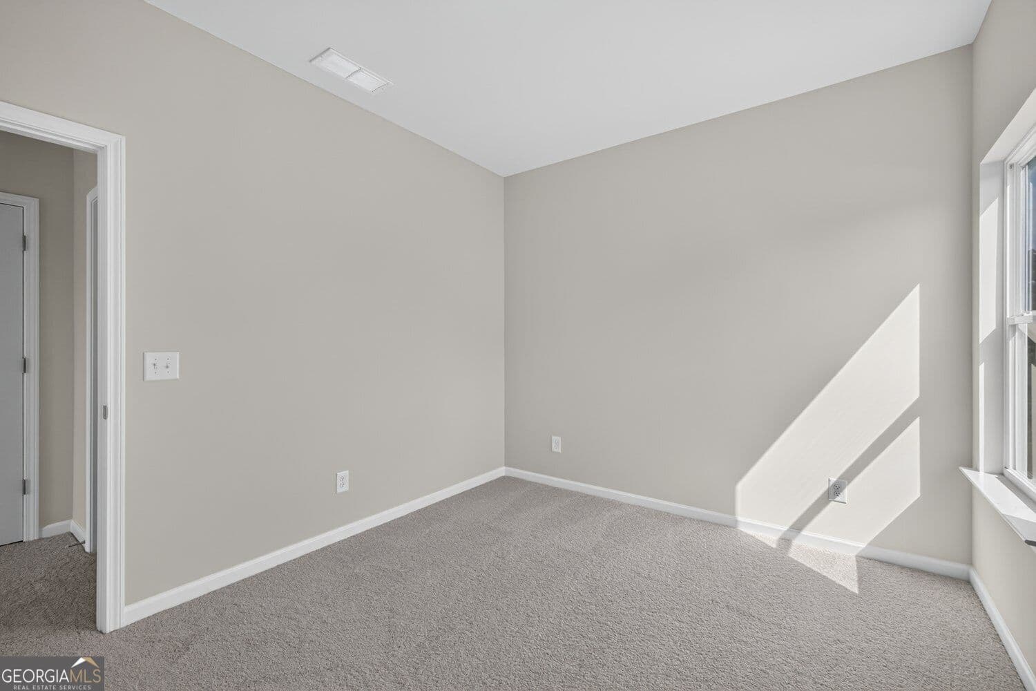 4 bedroom, 2.5 bathroom, 2,053 sq ft single family residence for sale at 139 Shire Loop, Calhoun, GA 30701 — photo 8