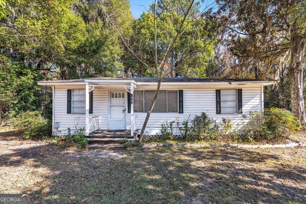 3 bedroom, 1 bathroom, 814 sq ft single family residence for sale at 177 Winoca Drive, Midway, GA 31320