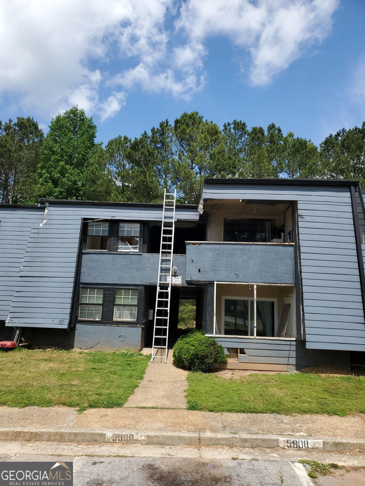 2 bedroom, 2 bathroom, 1,038 sq ft condominium for sale at 5914 Sutcliff Square, Lithonia, GA 30058
