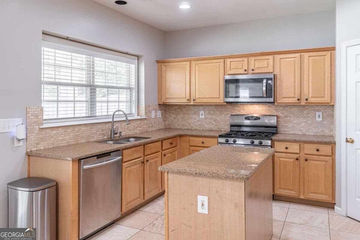 4 bedroom, 2.5 bathroom single family residence for rent at 230 Albrighton Court, Suwanee, GA 30024 for $3,000 a month — photo 4