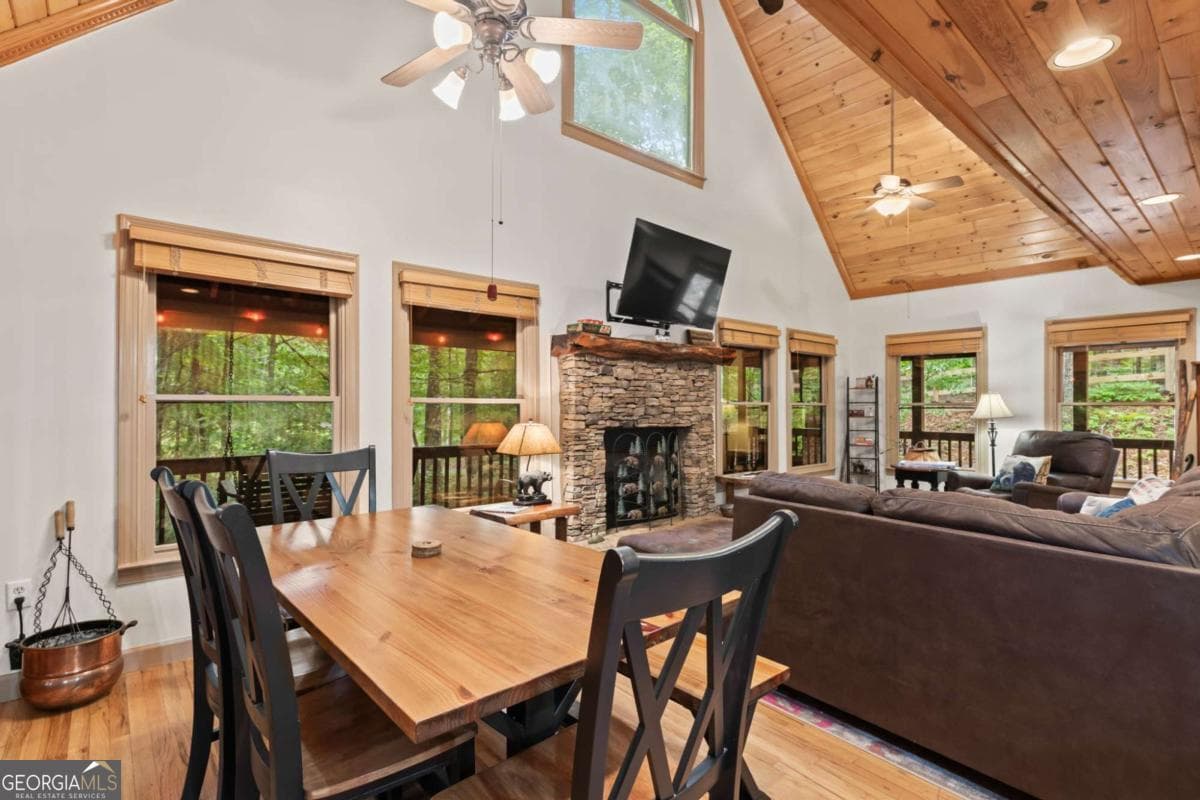 3 bedroom, 3 bathroom, 2,256 sq ft cabin,single family residence for sale at 398 Mountain Tops Circle, Blue Ridge, GA 30513 — photo 6