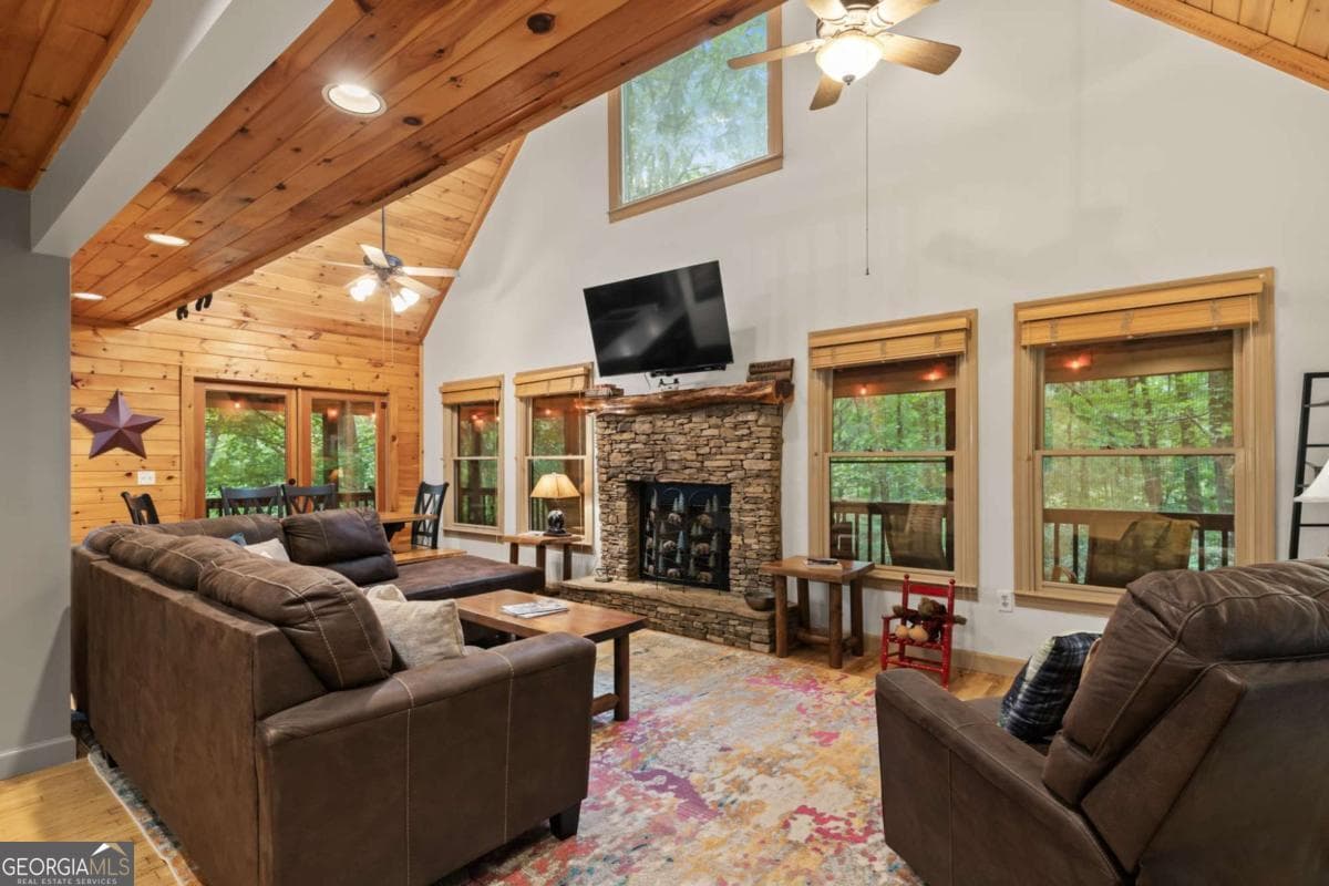 3 bedroom, 3 bathroom, 2,256 sq ft cabin,single family residence for sale at 398 Mountain Tops Circle, Blue Ridge, GA 30513 — photo 3