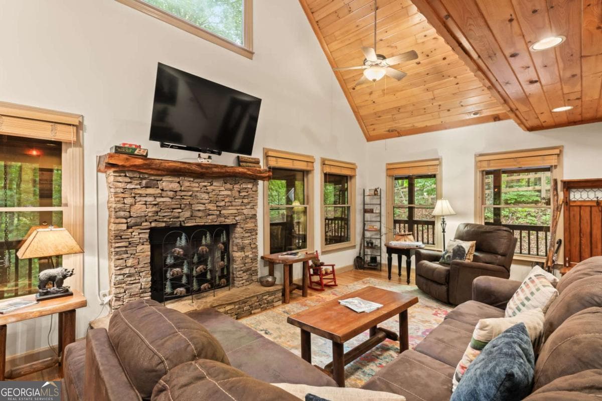 3 bedroom, 3 bathroom, 2,256 sq ft cabin,single family residence for sale at 398 Mountain Tops Circle, Blue Ridge, GA 30513 — photo 5