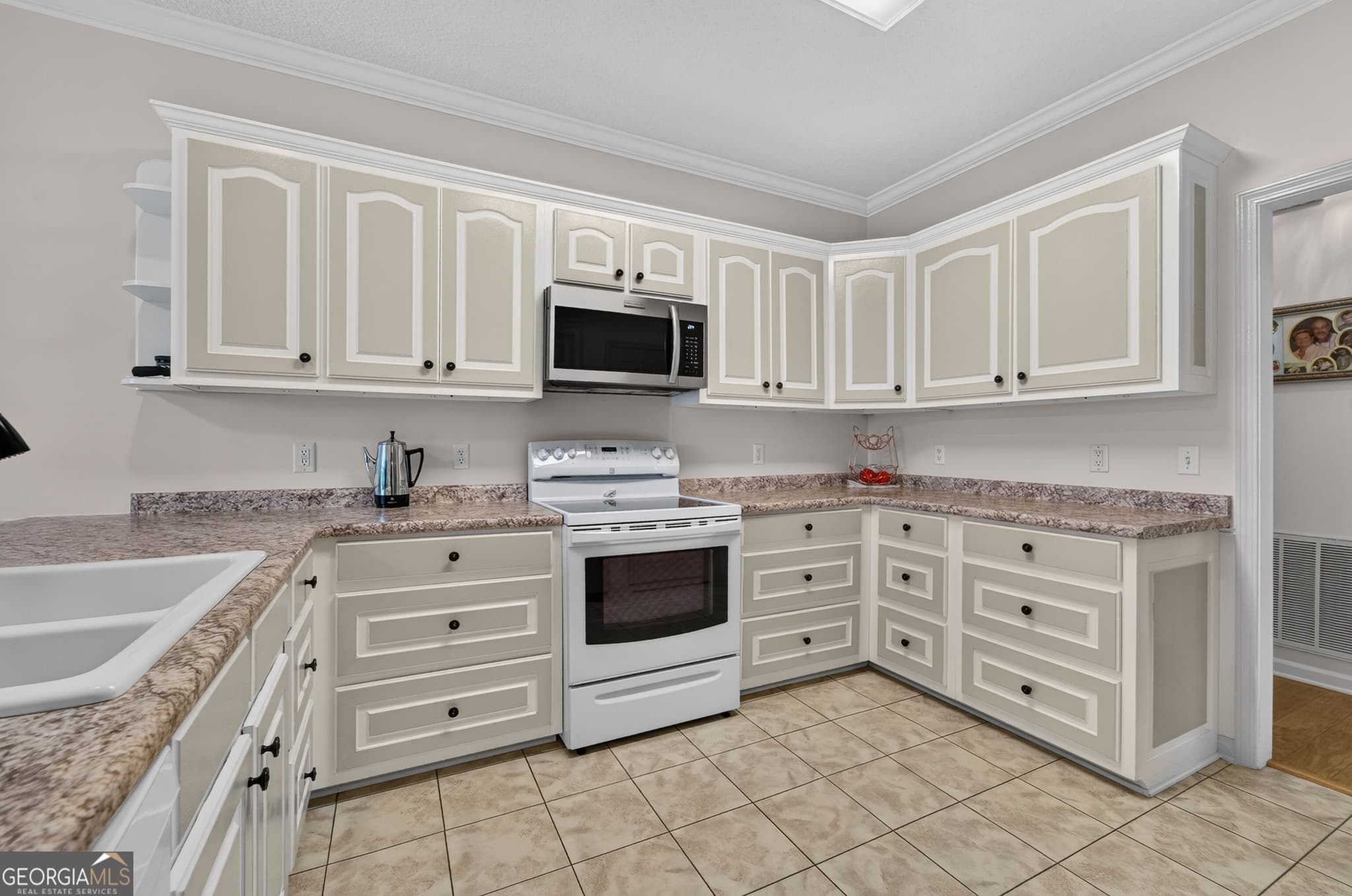 3 bedroom, 2 bathroom, 2,158 sq ft single family residence for sale at 932 Hitching Post Lane, Waycross, GA 31503 — photo 6