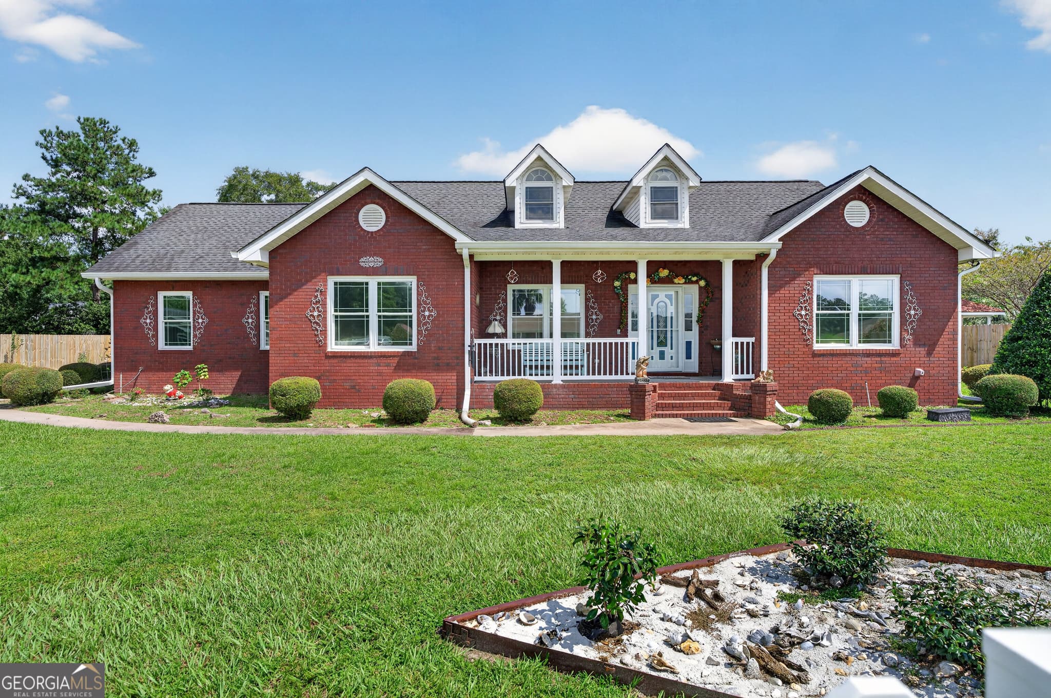 3 bedroom, 2 bathroom, 2,158 sq ft single family residence for sale at 932 Hitching Post Lane, Waycross, GA 31503 — photo 1 of 43
