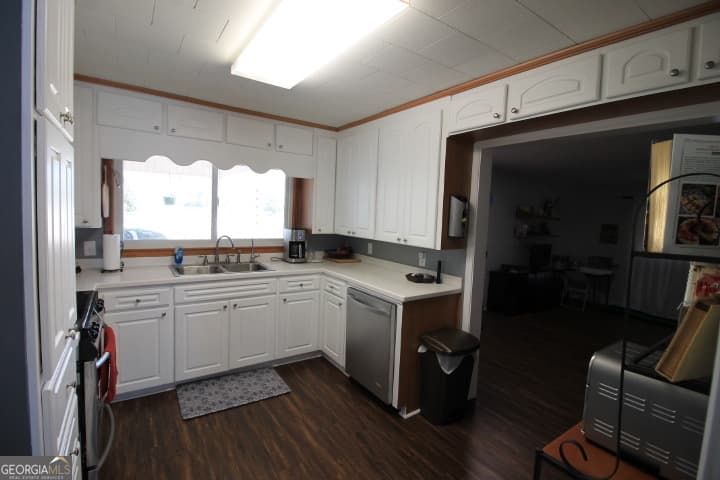 3 bedroom, 2 bathroom, 2,192 sq ft single family residence for sale at 3169 Golden Isle Parkway, Baxley, GA 31513 — photo 7