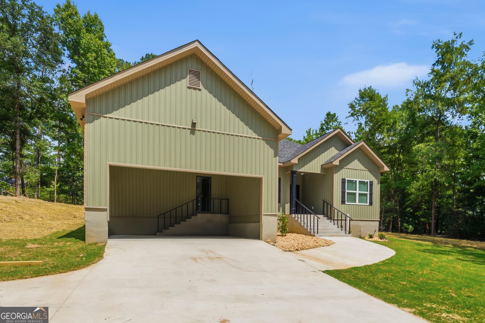 4 bedroom, 3 bathroom, 1,650 sq ft single family residence for sale at 109 Green Lake Drive, Milledgeville, GA 31061 — photo 2