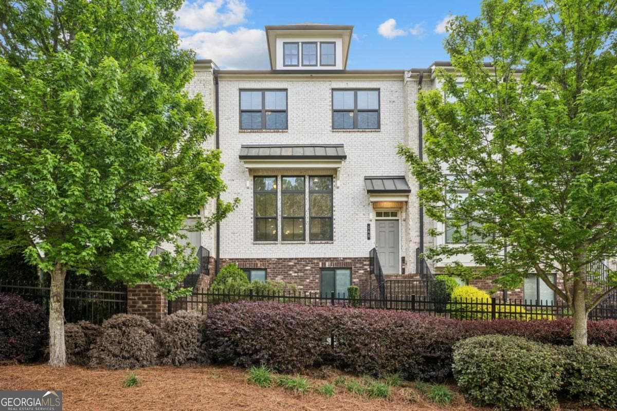4 bedroom, 3.5 bathroom, 2,594 sq ft townhouse for sale at 140 Fair View Circle, Roswell, GA 30076 — photo 2