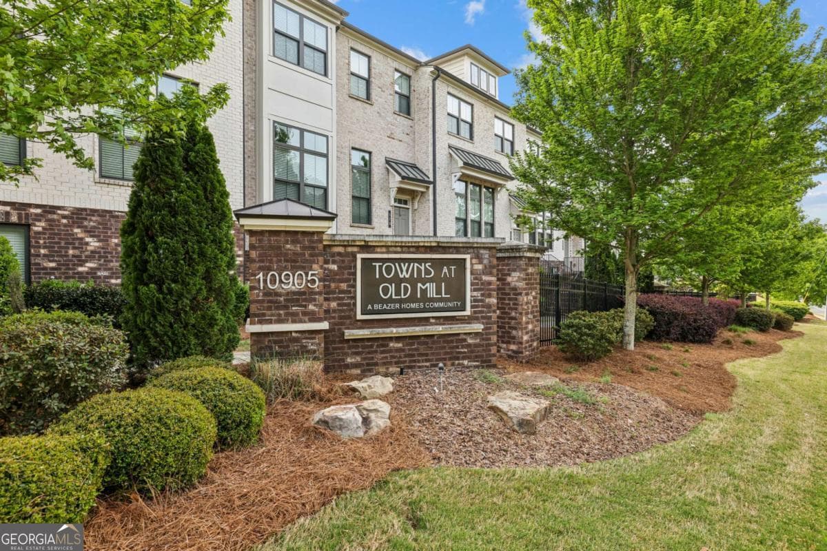 4 bedroom, 3.5 bathroom, 2,594 sq ft townhouse for sale at 140 Fair View Circle, Roswell, GA 30076 — photo 3