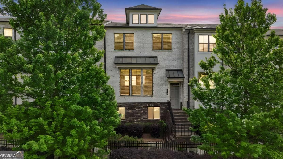 4 bedroom, 3.5 bathroom, 2,594 sq ft townhouse for sale at 140 Fair View Circle, Roswell, GA 30076 — photo 4