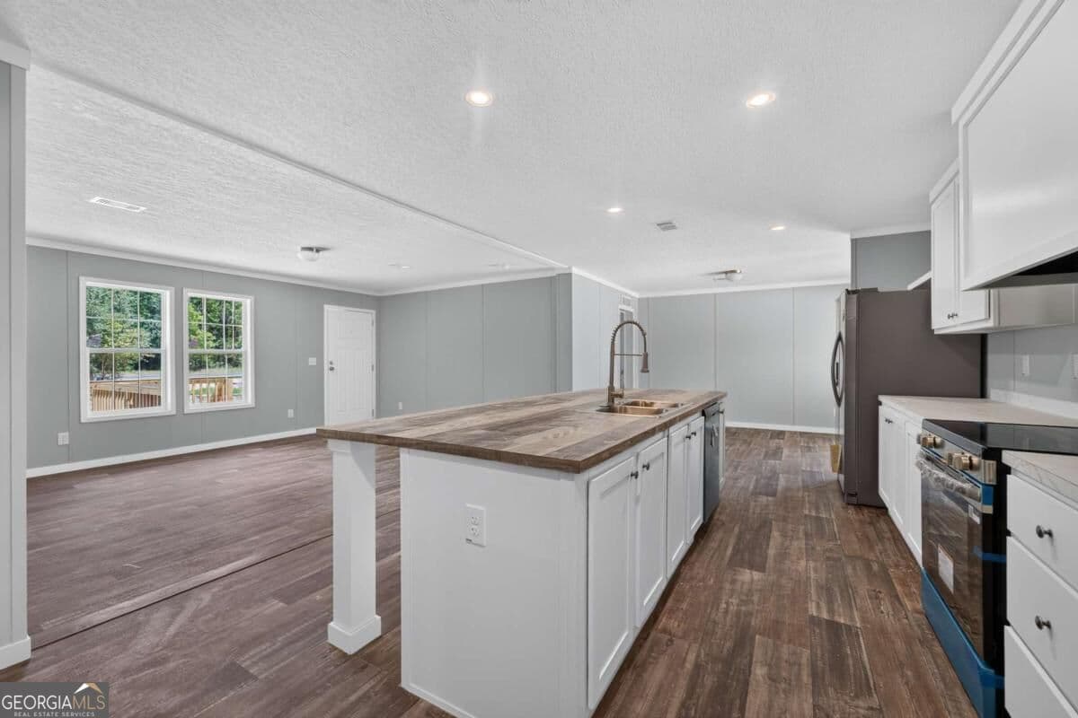 3 bedroom, 2 bathroom, 1,500 sq ft manufactured home,single family residence for sale at 7485 Central Avenue, Waycross, GA 31503 — photo 6