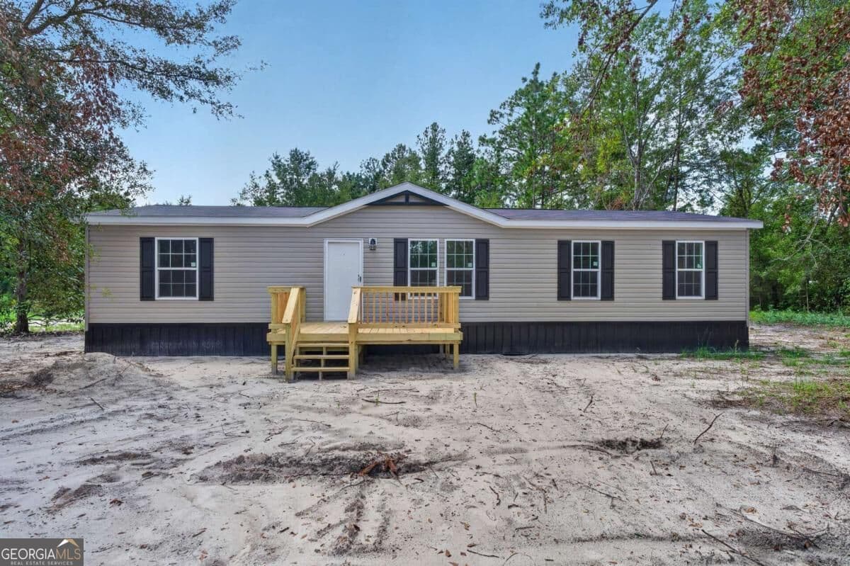 3 bedroom, 2 bathroom, 1,500 sq ft manufactured home,single family residence for sale at 7485 Central Avenue, Waycross, GA 31503 — photo 3