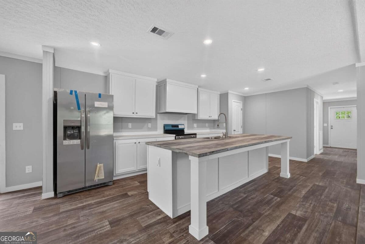 3 bedroom, 2 bathroom, 1,500 sq ft manufactured home,single family residence for sale at 7485 Central Avenue, Waycross, GA 31503 — photo 5