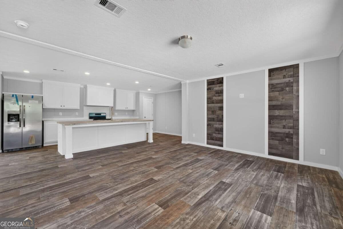3 bedroom, 2 bathroom, 1,500 sq ft manufactured home,single family residence for sale at 7485 Central Avenue, Waycross, GA 31503 — photo 4