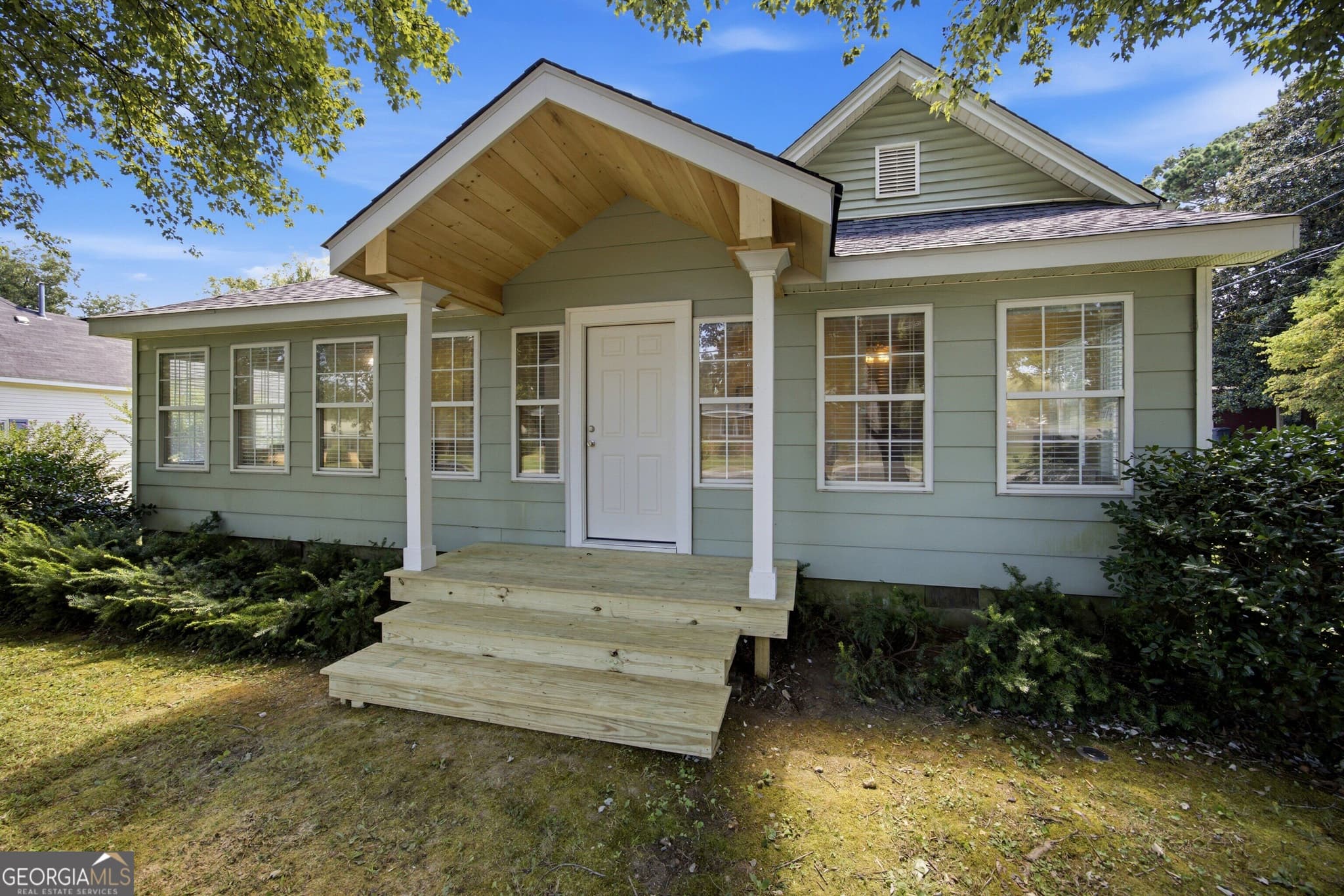 2 bedroom, 2 bathroom, 1,673 sq ft single family residence for sale at 302 E Villanow Street, Lafayette, GA 30728