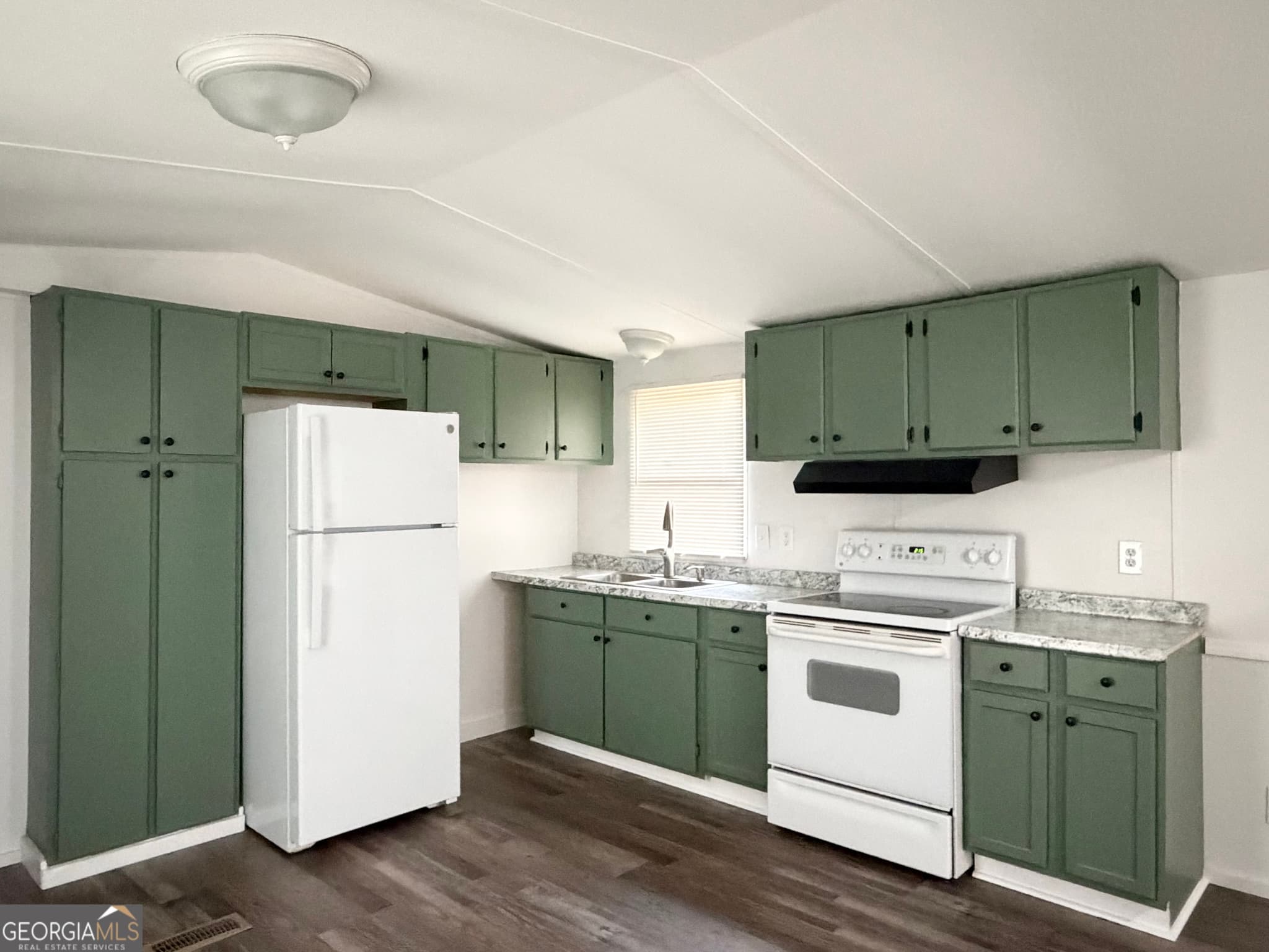 3 bedroom, 2 bathroom, 980 sq ft manufactured home,single family residence for sale at 408 Register Street, Dexter, GA 31019 — photo 6