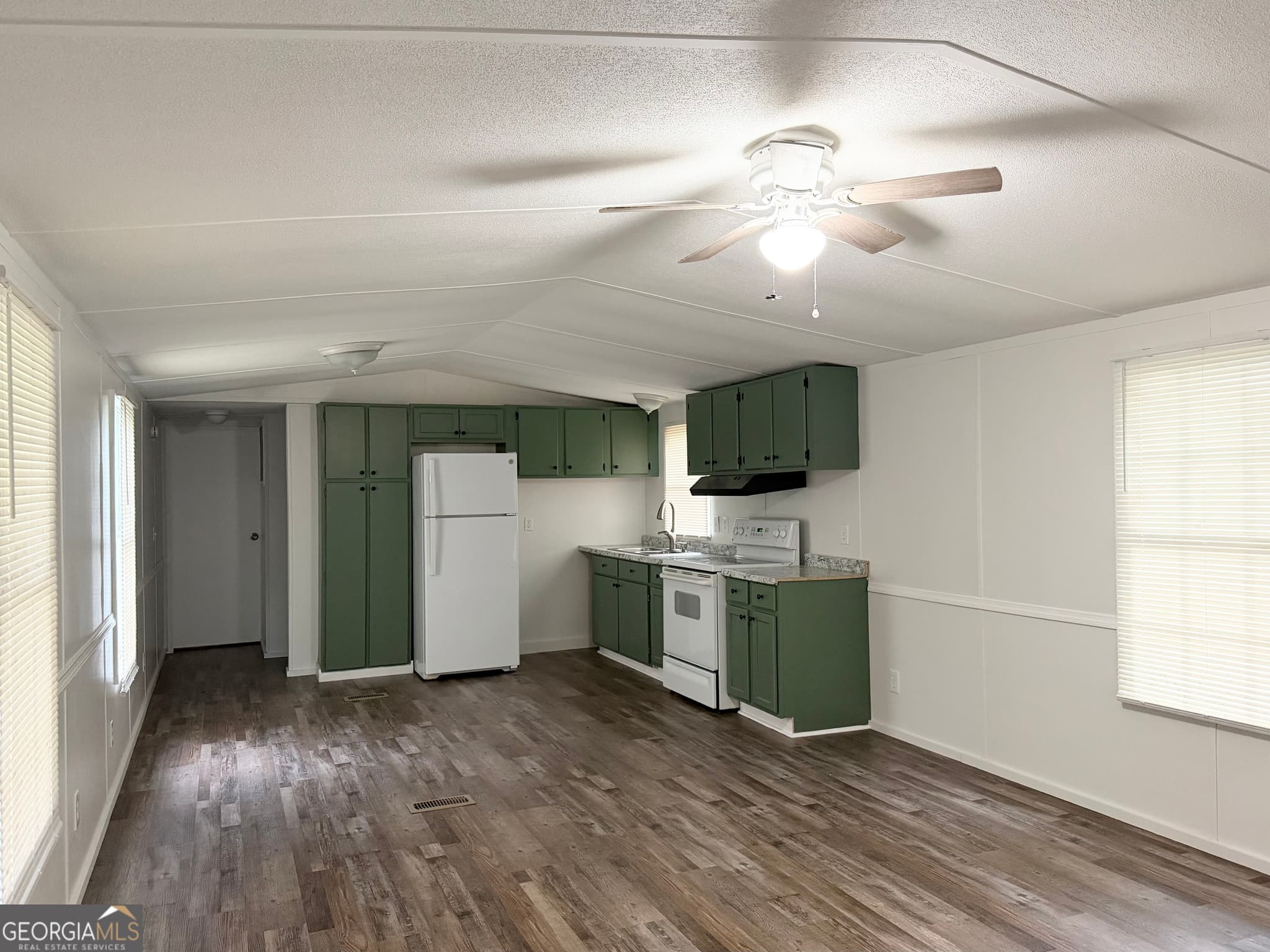 3 bedroom, 2 bathroom, 980 sq ft manufactured home,single family residence for sale at 408 Register Street, Dexter, GA 31019 — photo 5