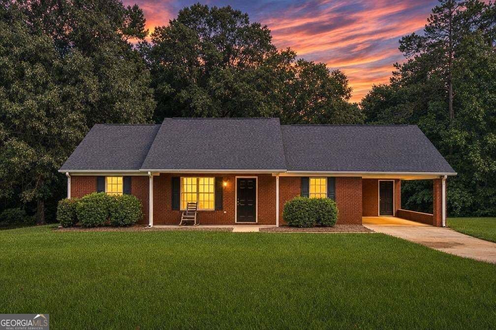 3 bedroom, 2 bathroom, 1,324 sq ft single family residence for sale at 2587 Kelleytown Road, Mcdonough, GA 30252