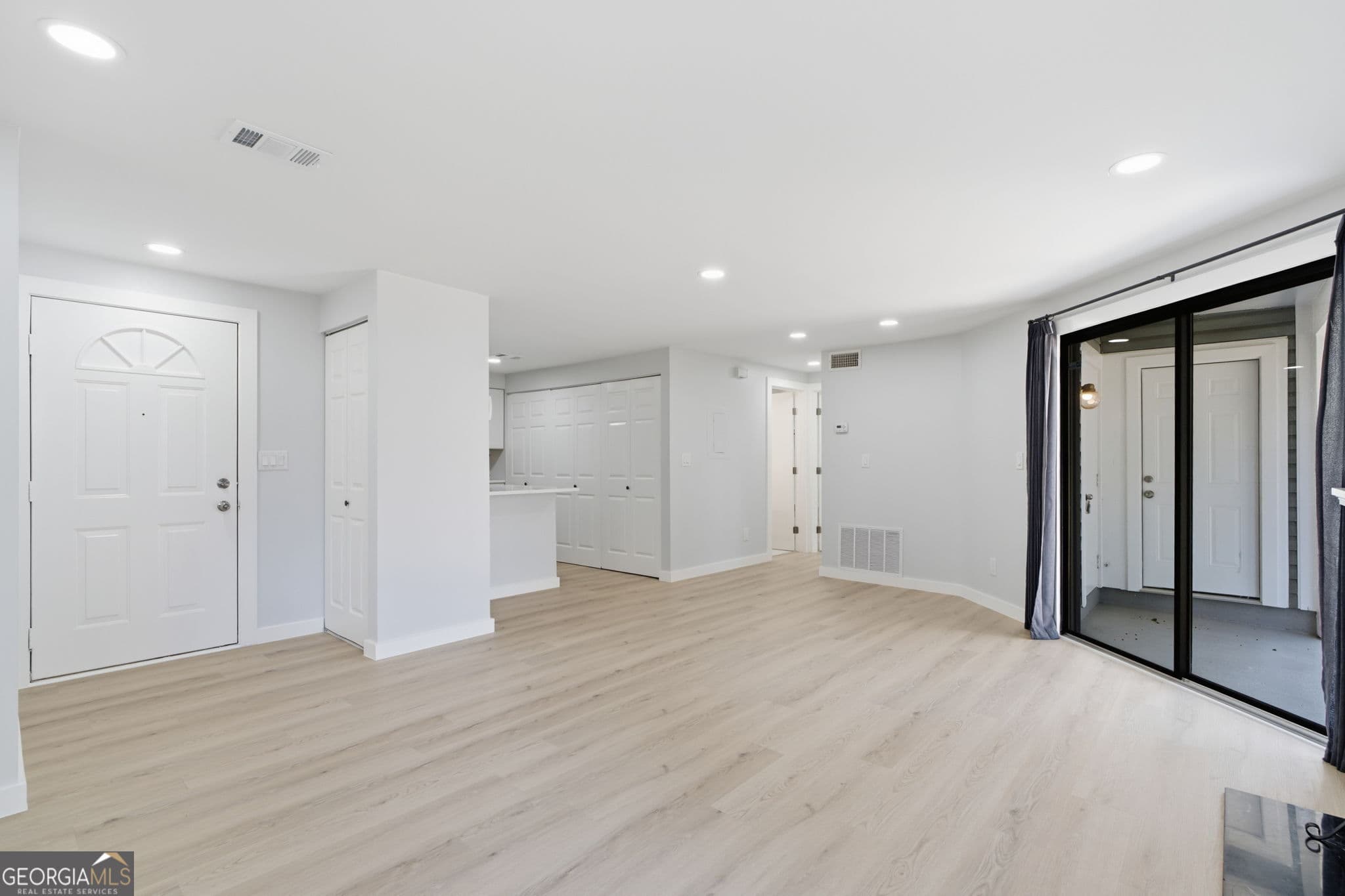 2 bedroom, 2 bathroom, 1,054 sq ft townhouse for sale at 6355 Wedgeview Court, Tucker, GA 30084 — photo 8