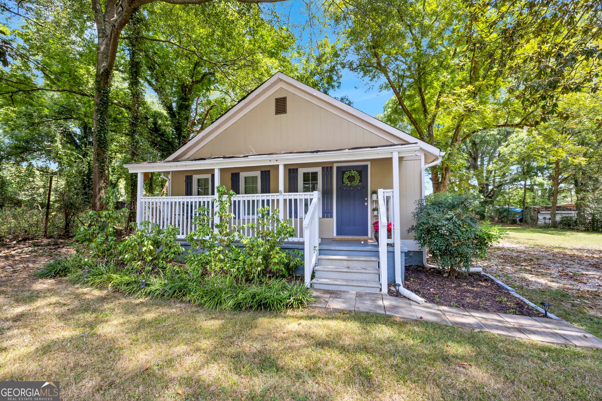 2 bedroom, 1 bathroom, 902 sq ft single family residence for sale at 411 Ash Street, Monroe, GA 30655 — photo 1 of 17