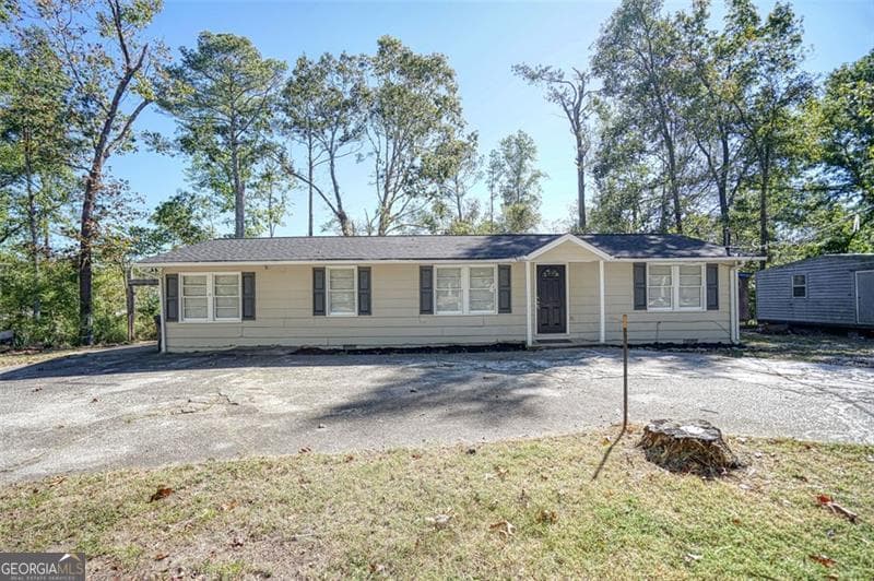 4 bedroom, 2 bathroom, 1,656 sq ft single family residence for sale at 1092 W ADRIAN Circle, Conyers, GA 30094 — photo 2