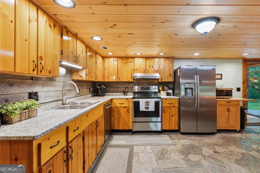 2 bedroom, 2 bathroom, 1,983 sq ft cabin,single family residence for sale at 170 Dogpatch Lane, Blue Ridge, GA 30513 — photo 5