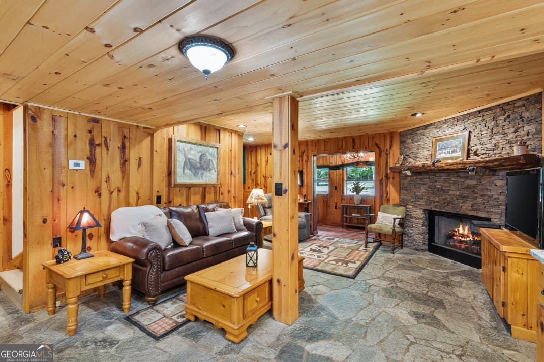 2 bedroom, 2 bathroom, 1,983 sq ft cabin,single family residence for sale at 170 Dogpatch Lane, Blue Ridge, GA 30513 — photo 4