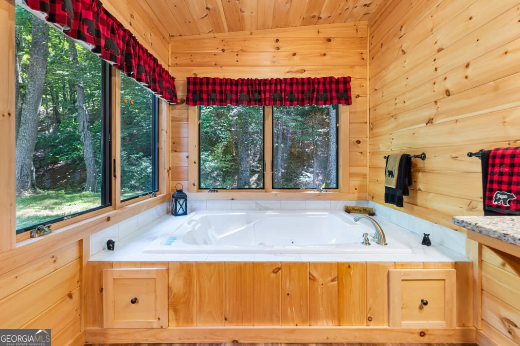 2 bedroom, 2 bathroom, 1,983 sq ft cabin,single family residence for sale at 170 Dogpatch Lane, Blue Ridge, GA 30513 — photo 8
