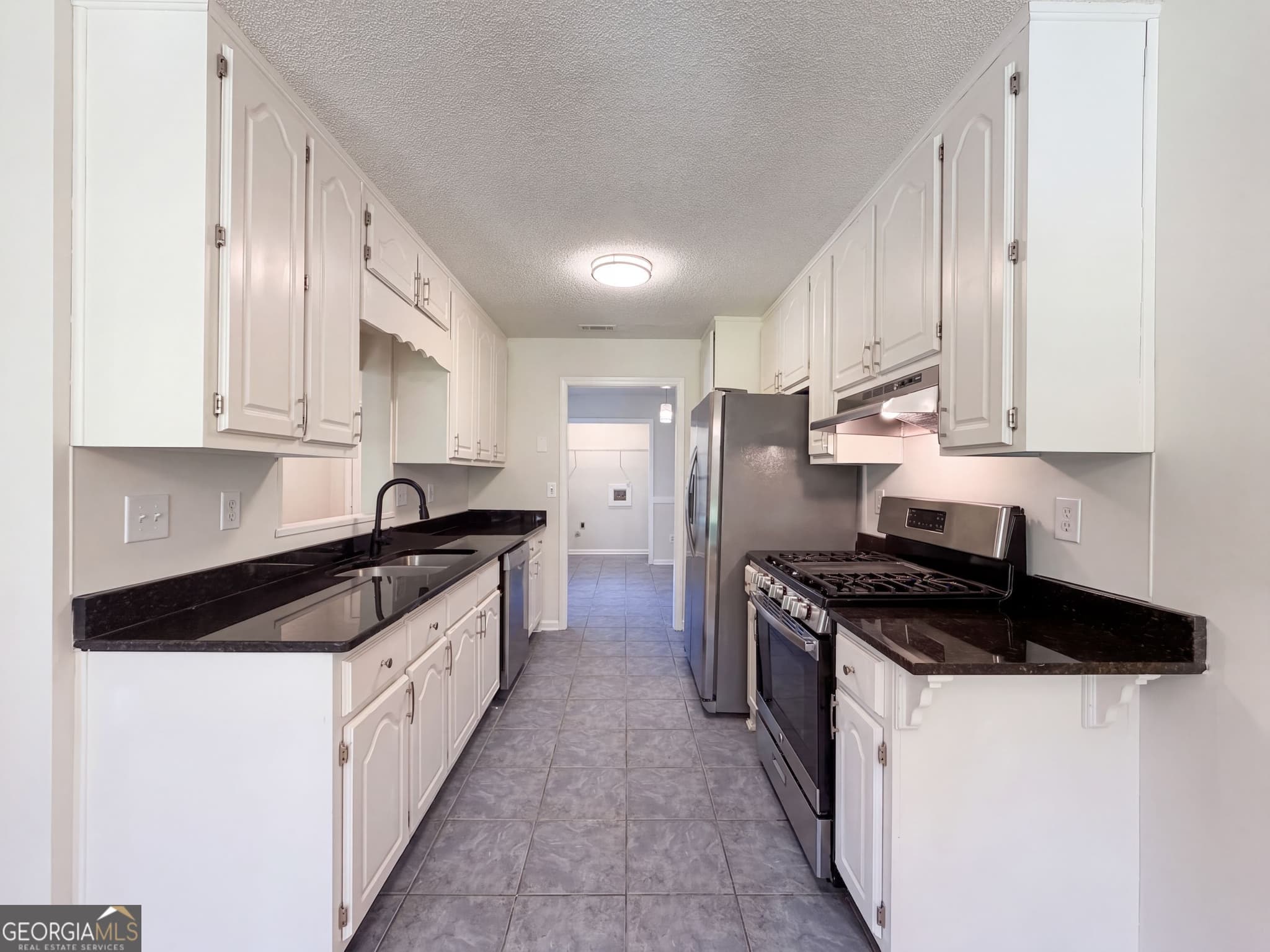 3 bedroom, 2 bathroom, 1,384 sq ft single family residence for sale at 105 Nanci Court, Stockbridge, GA 30281 — photo 2