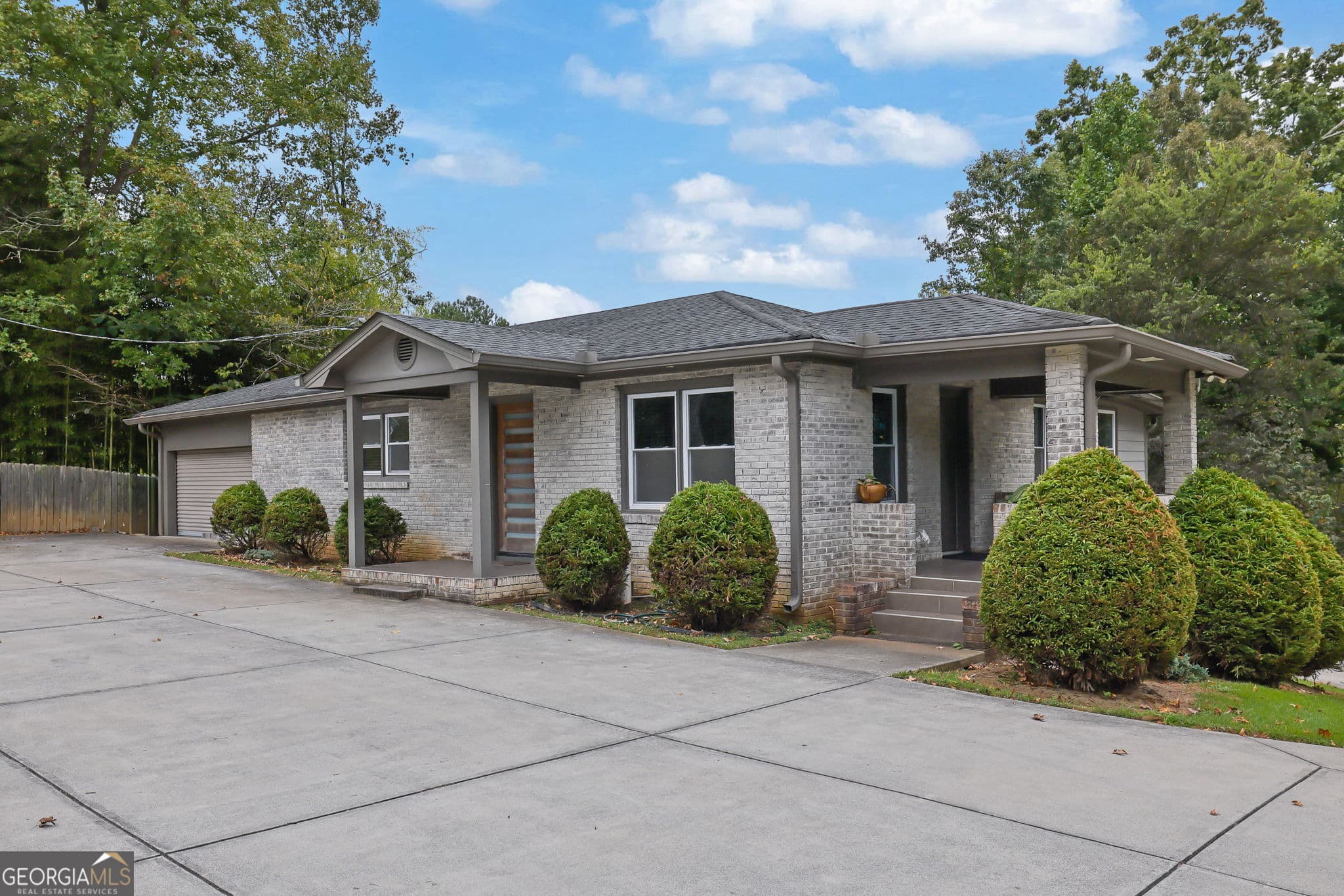 3 bedroom, 2 bathroom, 1,932 sq ft mixed use for sale at 5638 Lake Acworth Drive, Acworth, GA 30101 — photo 2
