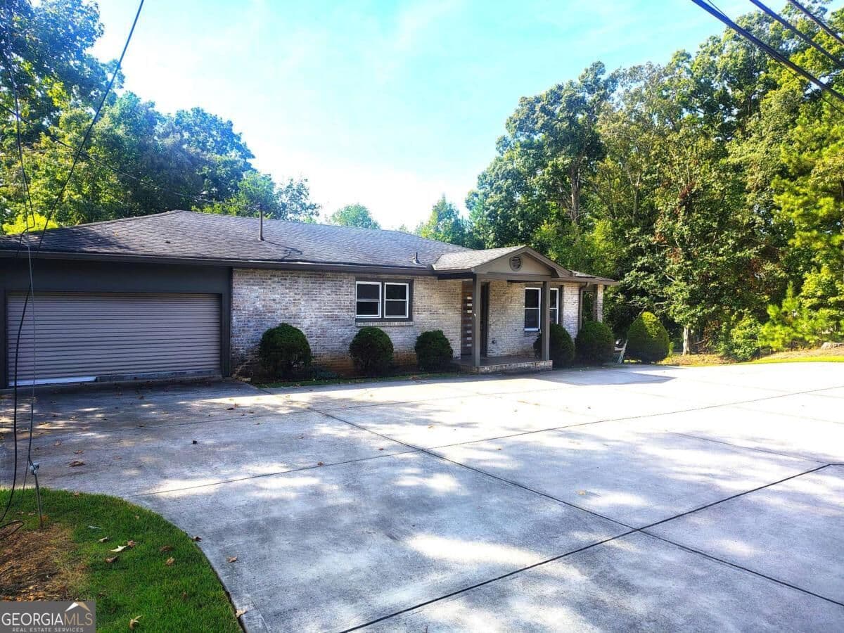 3 bedroom, 2 bathroom, 1,932 sq ft mixed use for sale at 5638 Lake Acworth Drive, Acworth, GA 30101 — photo 1 of 39