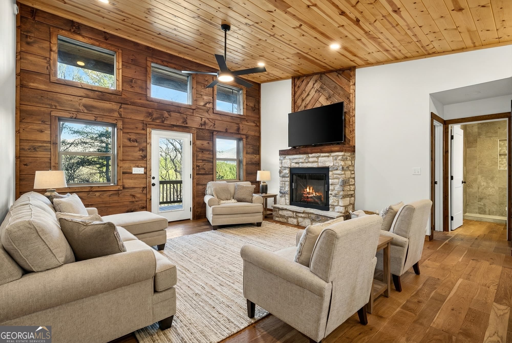 3 bedroom, 3.5 bathroom, 2,026 sq ft cabin,single family residence for sale at 324 Golden Eagle Drive, Murphy, NC 28906 — photo 4